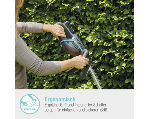 Eine Person benutzt eine Gardena Akku-Heckenschere vor einer Hecke.