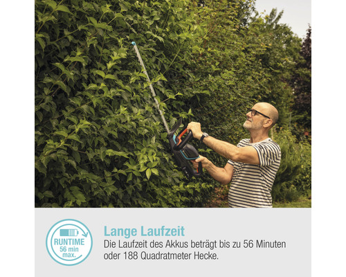 Mann schneidet Hecke mit Akku Heckenschere im Garten