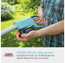 Person setzt einen Gardena Akku in ein Gartengerät ein.