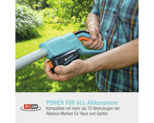 Person setzt einen Gardena Akku in ein Gartengerät ein.