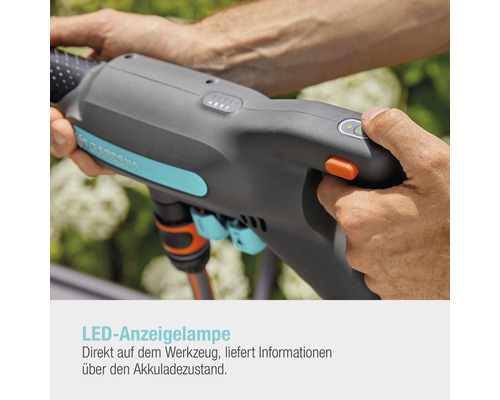 Gardena Gartengerät in Verwendung, Detailaufnahme der Bedienelemente