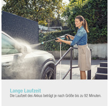 Frau reinigt ein Auto mit einem Hochdruckreiniger von Gardena