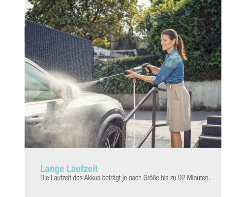 Frau reinigt ein Auto mit einem Hochdruckreiniger von Gardena