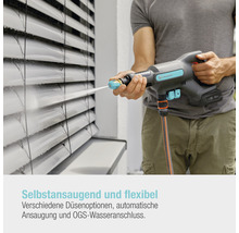 Person reinigt Jalousien mit einem Gardena Akku-Hochdruckreiniger