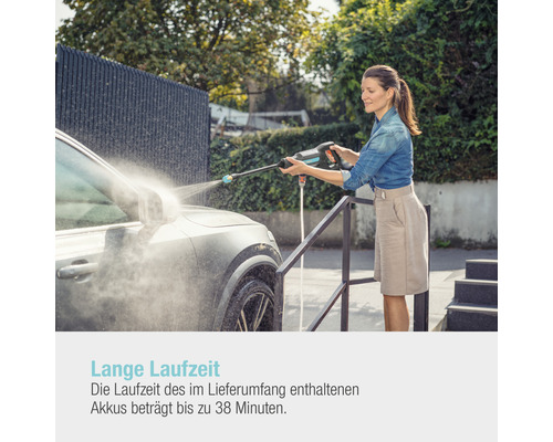 Frau reinigt Auto mit einem Hochdruckreiniger