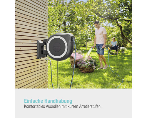 Gartenszene mit Schlauchbox zur Gartenbewässerung