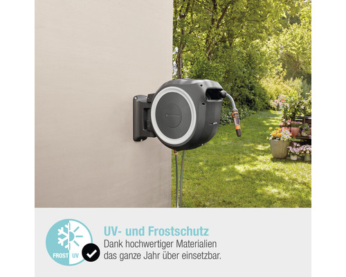Gardena Schlauchbox an einer Wand im Garten mit UV- und Frostschutz