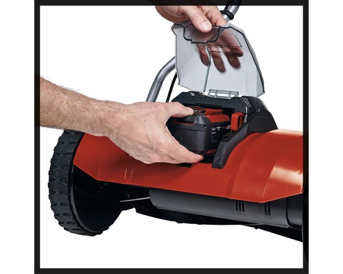 Insertion de la batterie dans une tondeuse à gazon.