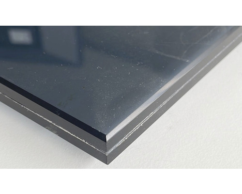 Nahaufnahme einer schwarzen Acrylglasplatte