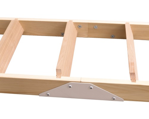 Vue détaillée d''un escalier en bois avec renfort métallique