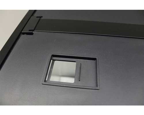 Detailansicht einer schwarzen Abdeckung mit rechteckiger Öffnung.