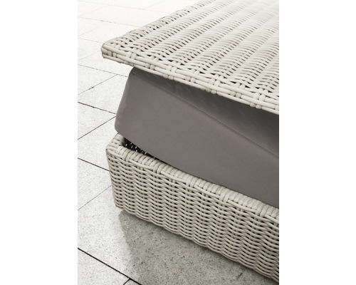 Vue détaillée d''un bain de soleil de jardin en rotin avec coussin