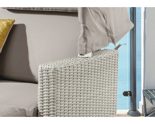 Gros plan d''un fauteuil en rotin blanc avec rembourrage et housse