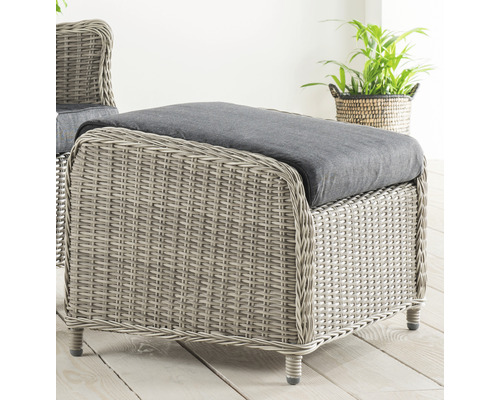 Geflochtener Fußhocker mit grauer Auflage für den Garten