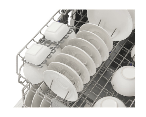 Lave-vaisselle avec vaisselle dans le panier à vaisselle