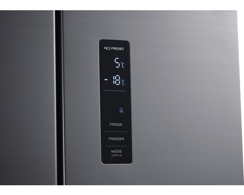 Nahaufnahme des Bedienfelds eines Kühlschranks mit No Frost Funktion und Temperaturanzeige