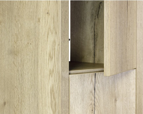 Detailansicht eines Holzschranks mit offener Tür