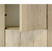 Detailansicht eines Möbelschranks mit teilweise geöffneter Tür