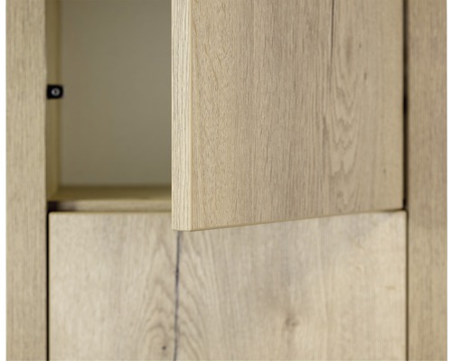 Vue détaillée d''une armoire avec une porte partiellement ouverte
