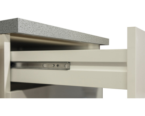 Detailaufnahme eines Schubladenauszugs mit Metallschienen