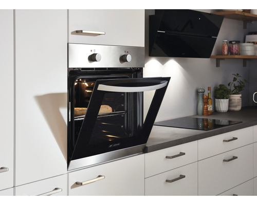 Einbaubackofen mit geöffneter Tür in einer Küchenzeile