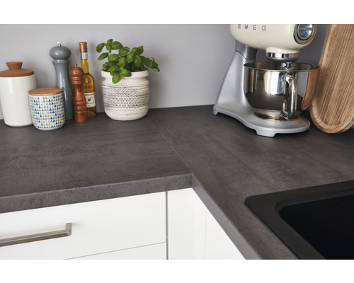 Küchenszene mit Arbeitsplatte, Spüle und Küchengeräten