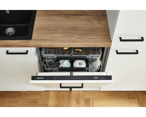 Integrierter Samsung Geschirrspüler in einer modernen Küche mit Holzarbeitsplatte