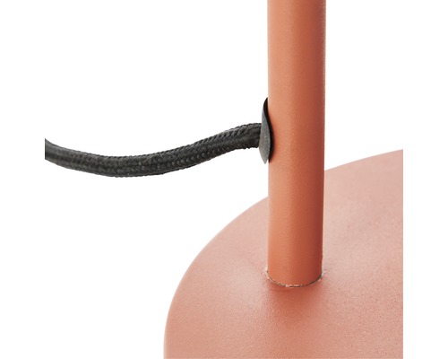 Detailaufnahme einer Leuchte mit Kabelhalterung am Standfuß.