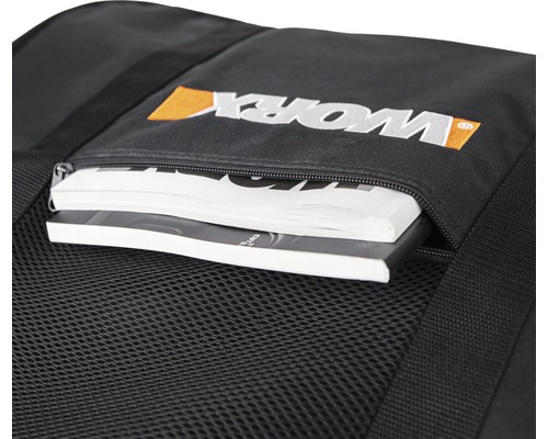 Detailaufnahme einer Werkzeugtasche mit Worx Logo und gefülltem Reißverschlussfach.