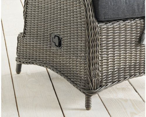 Detailansicht eines Rattansessels mit Beinen und Griff