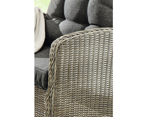 Gros plan d''un fauteuil en osier avec rembourrage