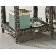 Detailansicht eines Rattantisches mit dekorativen Elementen