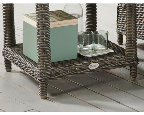 Detailansicht eines Rattantisches mit dekorativen Elementen