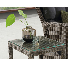 Gartentisch aus Rattan mit Glasplatte, Vase und Trinkglas
