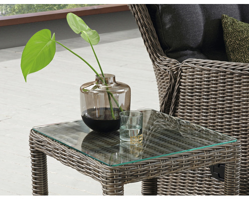 Gartentisch aus Rattan mit Glasplatte, Vase und Trinkglas