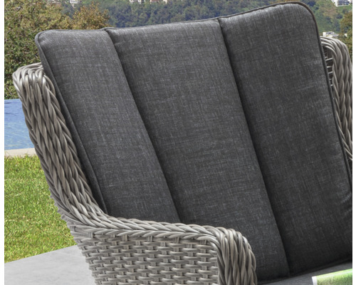 Detailansicht eines Rattansessels mit Sitzkissen