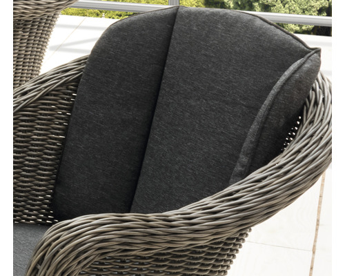 Gros plan d''un fauteuil en rotin avec coussin et dossier rembourrés