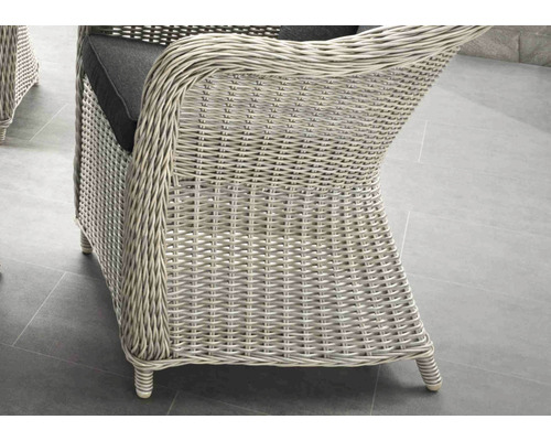 Vue détaillée d''un fauteuil en rotin avec coussin d''assise