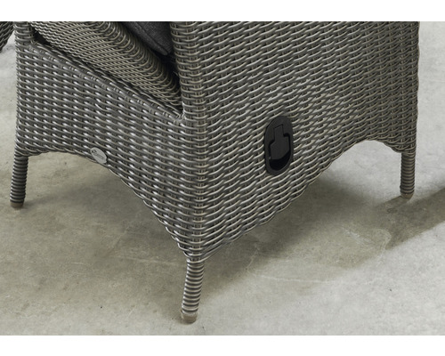 Vue détaillée d''un fauteuil en rotin avec pieds et mécanisme de réglage