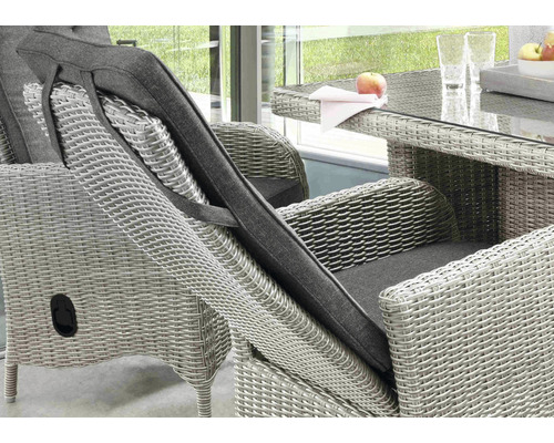 Gros plan d''une chaise de jardin avec aspect rotin et rembourrage