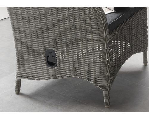 Vue détaillée d''une chaise de jardin en rotin avec dossier réglable et coussin