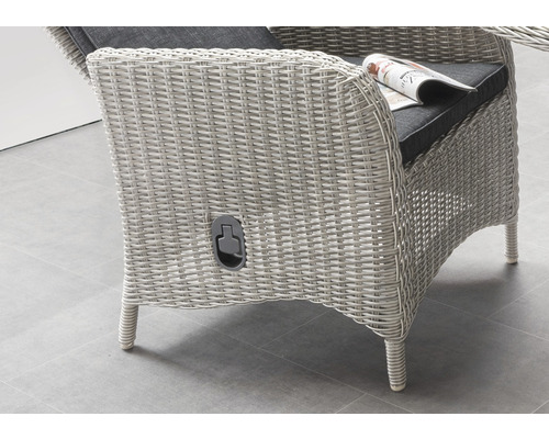 Gros plan d''un fauteuil en rotin avec un coussin d''assise gris et un levier de réglage