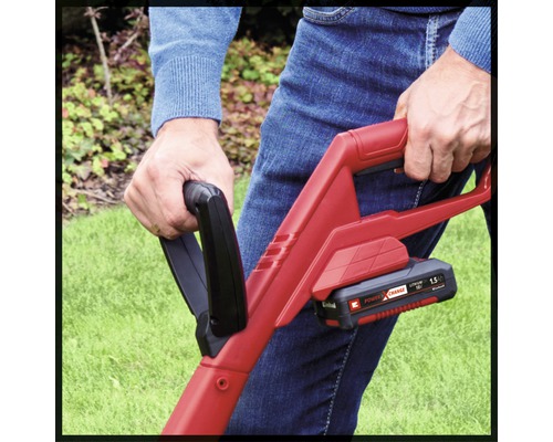 Eine Person hält einen Rasentrimmer der Marke Einhell mit Akku in der Hand.