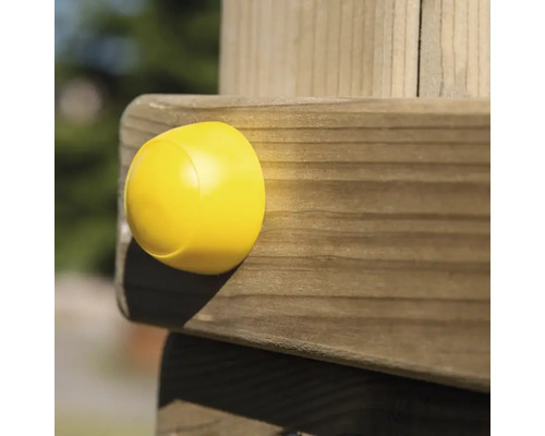 Capuchon de protection jaune sur une poutre en bois