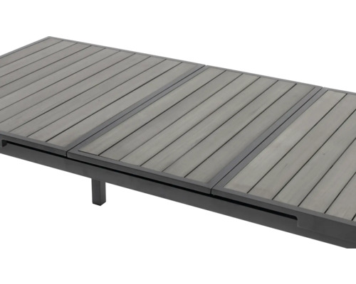 Detailansicht eines Gartentisches mit Holzlatten und Metallgestell