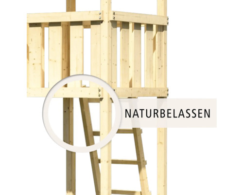 Detailansicht eines naturbelassenen Spielturms mit Leiter