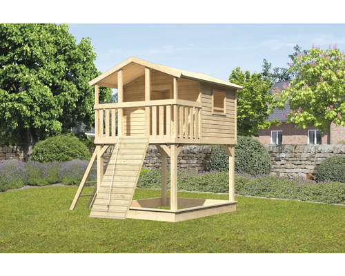 Cabane de jeux en bois avec bac à sable dans le jardin
