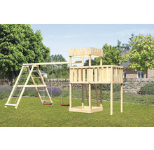 Spielturm mit Schaukel und Leiter im Garten
