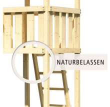Detailansicht eines naturbelassenen Spielturms aus Holz mit Leiter.