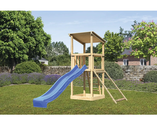 Tour de jeu en bois avec toboggan bleu et échelle dans le jardin.